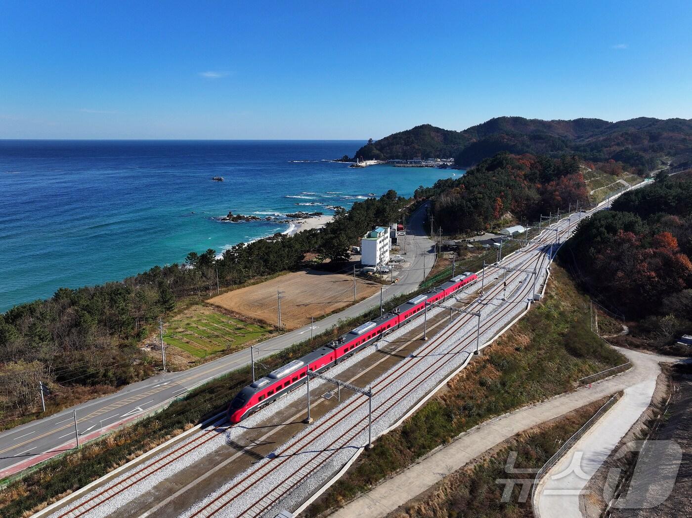 본문 이미지 - 동해선 삼척 근덕역을 지나는 ITX-마음 열차&#40;국토부 제공&#41; 2024.12.31/뉴스1