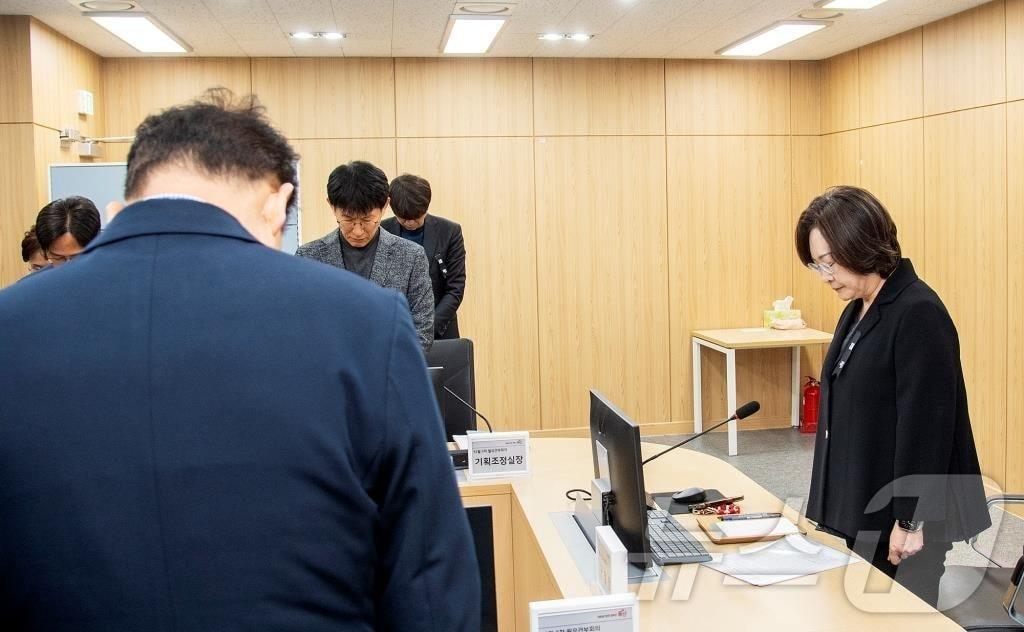 본문 이미지 - 박희영 구청장과 용산구 직원들이 회의에서 묵념하는 모습. (용산구 제공)