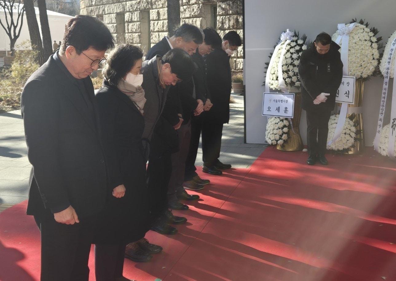 본문 이미지 - 이은재 K-FINCO 이사장(왼쪽 2번째)을 비롯한 임직원들이 31일 오후 서울시청에 마련된 ‘제주항공 여객기 사고 희생자 합동분향소’를 찾아 참배하고 있다.(전문건설공제조합 제공)