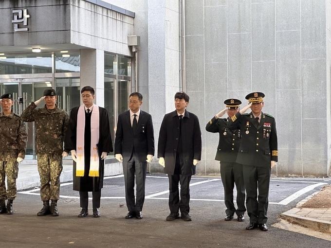 본문 이미지 - 이준석 개혁신당 의원&#40;사진 왼쪽 다섯번째&#41;이 31일 경기 국군수도병원에서 열린 故 김도현 상병 영결식에 참석했다. 김상욱 국민의힘 의원&#40;왼쪽 네 번째&#41;도 참석했다.&#40;이준석 의원실 제공&#41;