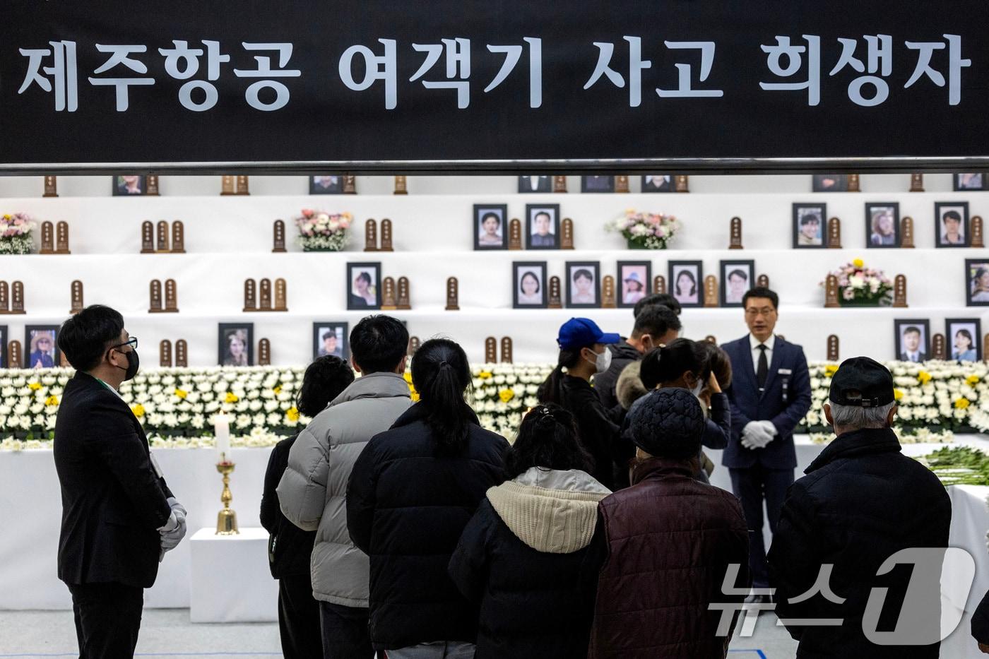 제주항공 여객기 참사 유가족들이 31일 전남 무안국제공항에 마련된 분향소에서 조문을 하고 있다. (공동취재) 2024.12.31/뉴스1 ⓒ News1 김민지 기자