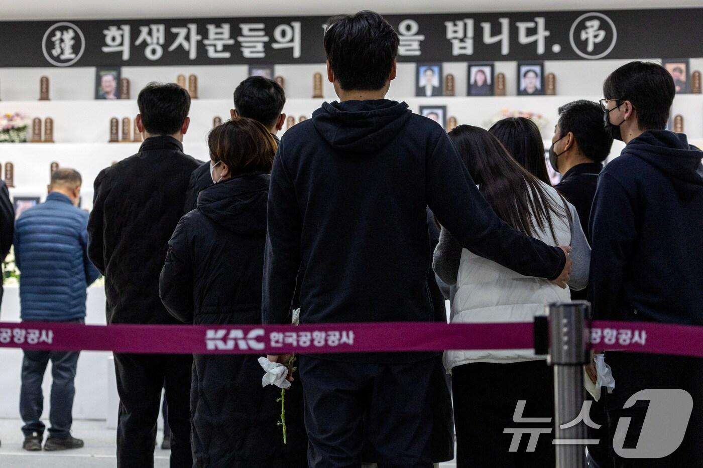 본문 이미지 - 제주항공 여객기 참사 유가족들이 31일 전남 무안국제공항에 마련된 분향소에서 조문을 하고 있다. (공동취재) 2024.12.31/뉴스1 ⓒ News1 김민지 기자