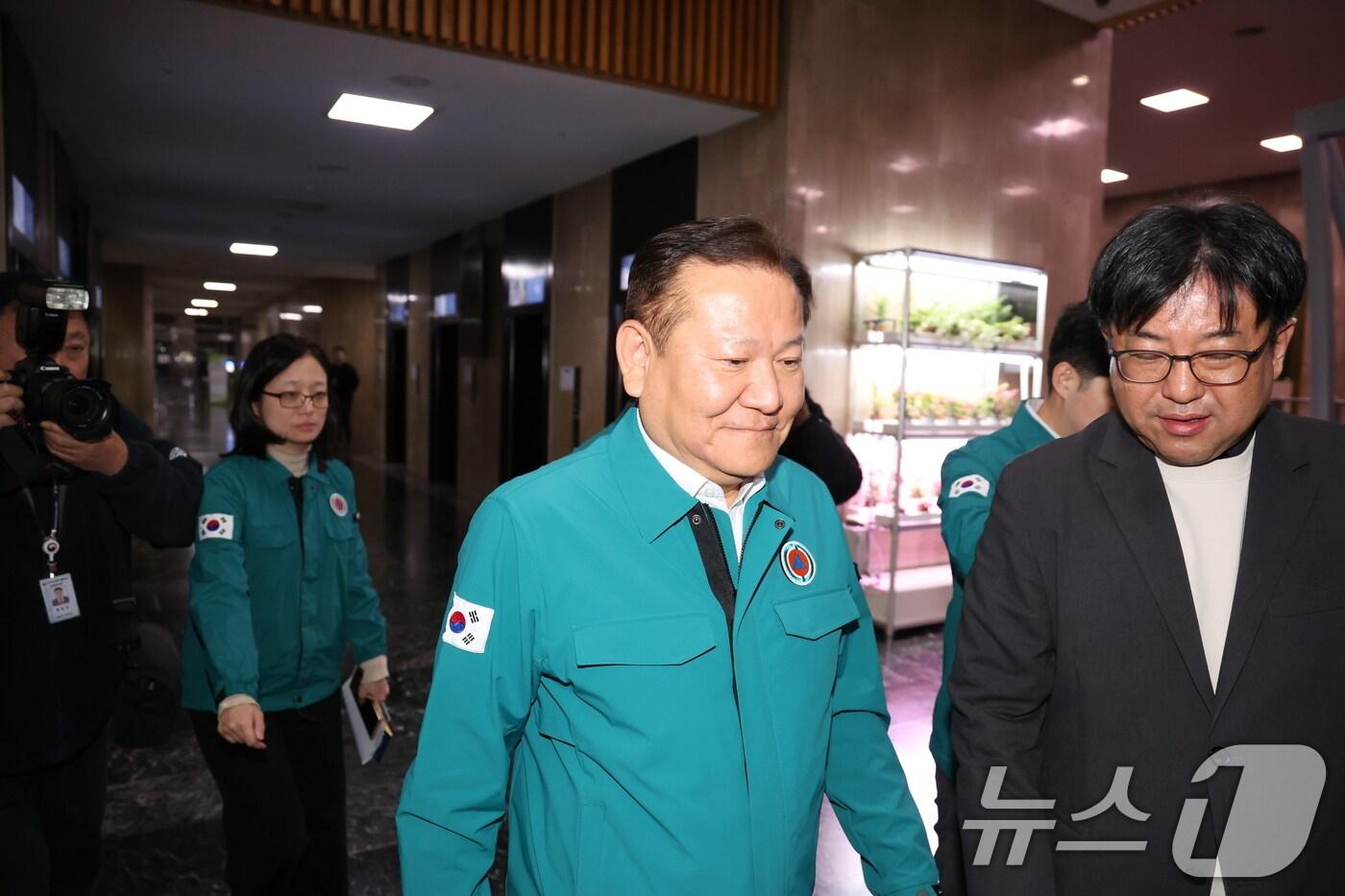본문 이미지 - 윤석열 대통령이 전격적으로 계엄령을 선포한 4일 새벽 이상민 행정안전부 장관이 간부 긴급회의를 마친 후 서울 종로구 정부서울청사 중앙재난안전상황실 서울상황센터를 나서고 있다.2024.12.4/뉴스1 ⓒ News1 허경 기자