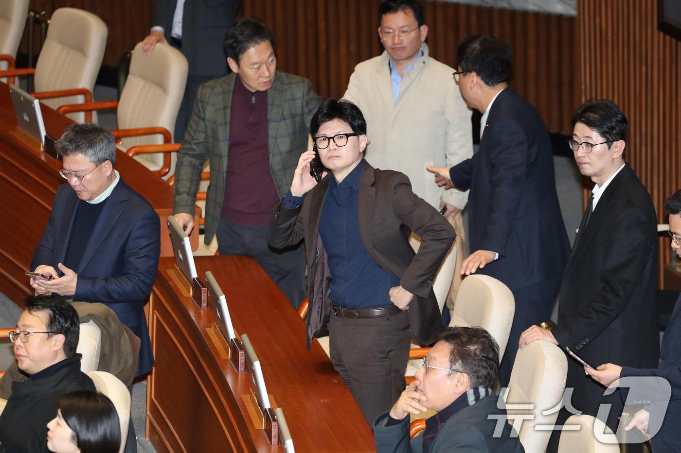 지난해 12월 4일 새벽 서울 여의도 국회 본회의장에서 한동훈 전 국민의힘 대표가 심각하게 전화통화를 하고 있다./뉴스1 ⓒ News1 이광호 기자