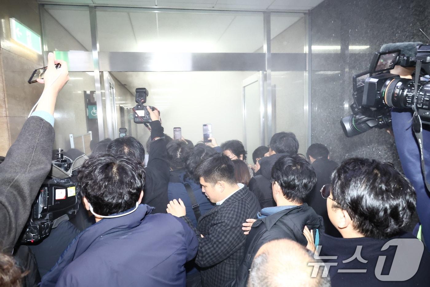 윤석열 대통령이 비상계엄을 선포한 가운데 지난해 12월 4일 새벽 서울 여의도 국회의사당에서 계엄군이 국회 본청으로 진입하자 국회 당직자가 소화기를 뿌리며 저항하고 있다. 2024.12.4/뉴스1 ⓒ News1 김민지 기자