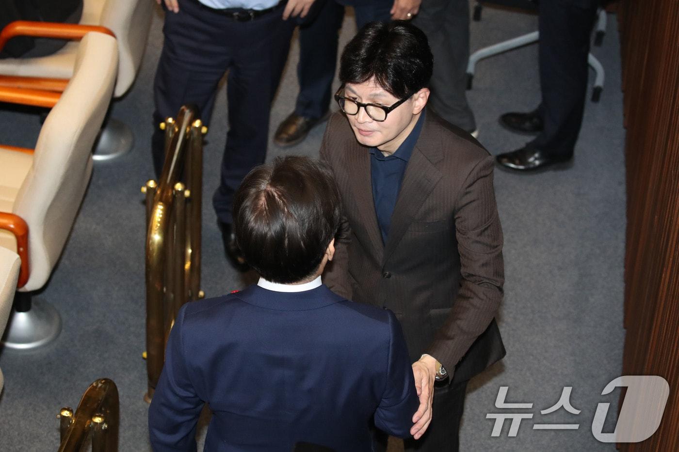 윤석열 대통령이 비상계엄령을 선포한 가운데 2024년 12월 4일 새벽 서울 여의도 국회에서 열린 본회의에서 이재명 더불어민주당 대표와 한동훈 국민의힘 대표가 인사를 나누고 있다. .2024.12.4/뉴스1 ⓒ News1 이광호 기자