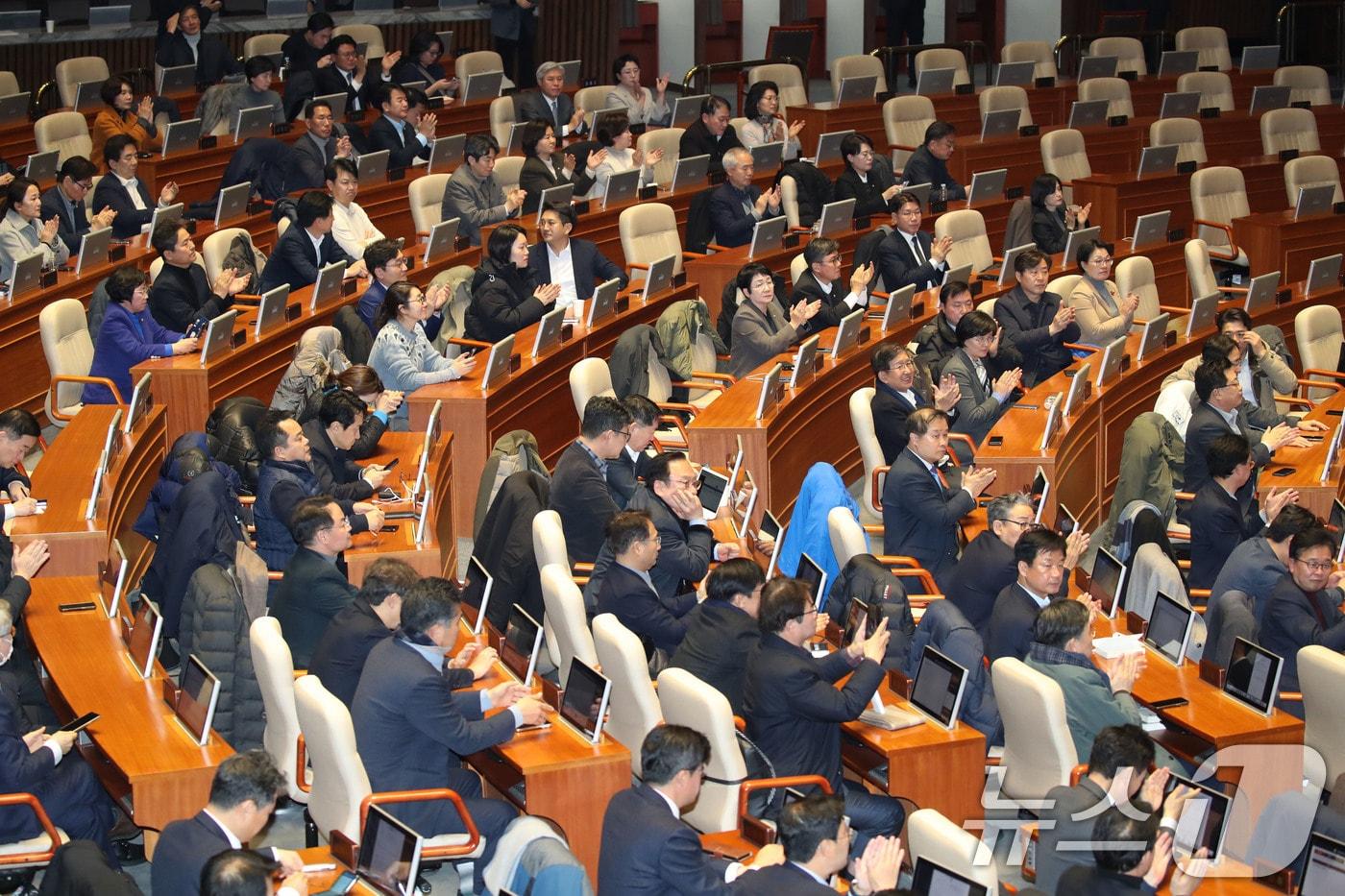 윤석열  전 대통령이 비상계엄령을 선포한  다음날인 지난해 12월 4일 새벽 서울 여의도 국회에서 열린 본회의에서 비상계엄 해제 요구 결의안이 통과되자 야당 의원들이 박수치고 있다./뉴스1 ⓒ News1 이광호 기자