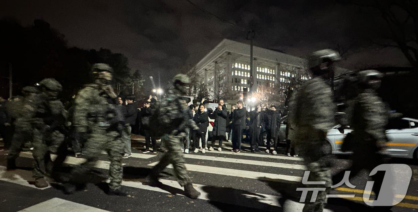 본문 이미지 - 윤석열 대통령의 비상계엄 해제 요구 결의안이 국회 본회의에서 통과된 4일 새벽 무장 계엄군이 국회를 나서고 있다. 여야는 이날 본회의에서 재석 190명 중 찬성 190명으로 비상계엄 해제 요구 결의안을 가결 처리했다. 이에 따라 계엄령 선포는 무효가 됐다고 국회의장실은 설명했다. 2024.12.4/뉴스1 ⓒ News1 안은나 기자