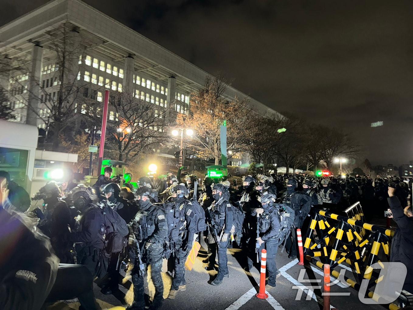 본문 이미지 - 윤석열 대통령의 비상계엄 해제 요구 결의안이 국회 본회의에서 통과된 4일 새벽 무장 계엄군이 국회를 나서고 있다. 여야는 이날 본회의에서 재석 190명 중 찬성 190명으로 비상계엄 해제 요구 결의안을 가결 처리했다. 이에 따라 계엄령 선포는 무효가 됐다고 국회의장실은 설명했다. 2024.12.4/뉴스1 ⓒ News1 안은나 기자