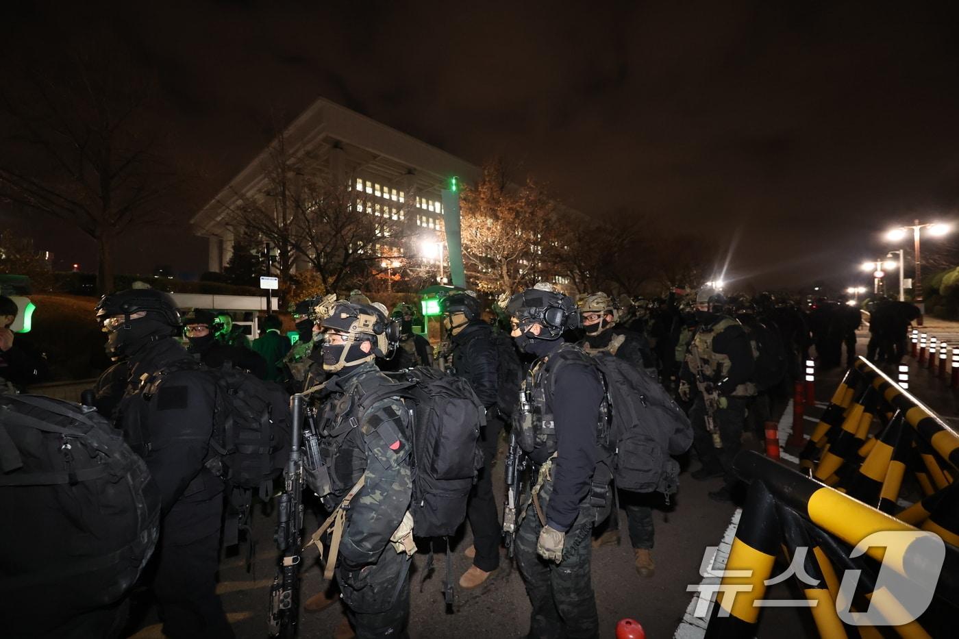 윤석열 대통령의 비상계엄 해제 요구 결의안이 국회 본회의에서 통과된 4일 새벽 무장 계엄군이 국회를 나서고 있다. 여야는 이날 본회의에서 재석 190명 중 찬성 190명으로 비상계엄 해제 요구 결의안을 가결 처리했다. 이에 따라 계엄령 선포는 무효가 됐다고 국회의장실은 설명했다. 2024.12.4/뉴스1 ⓒ News1 박지혜 기자