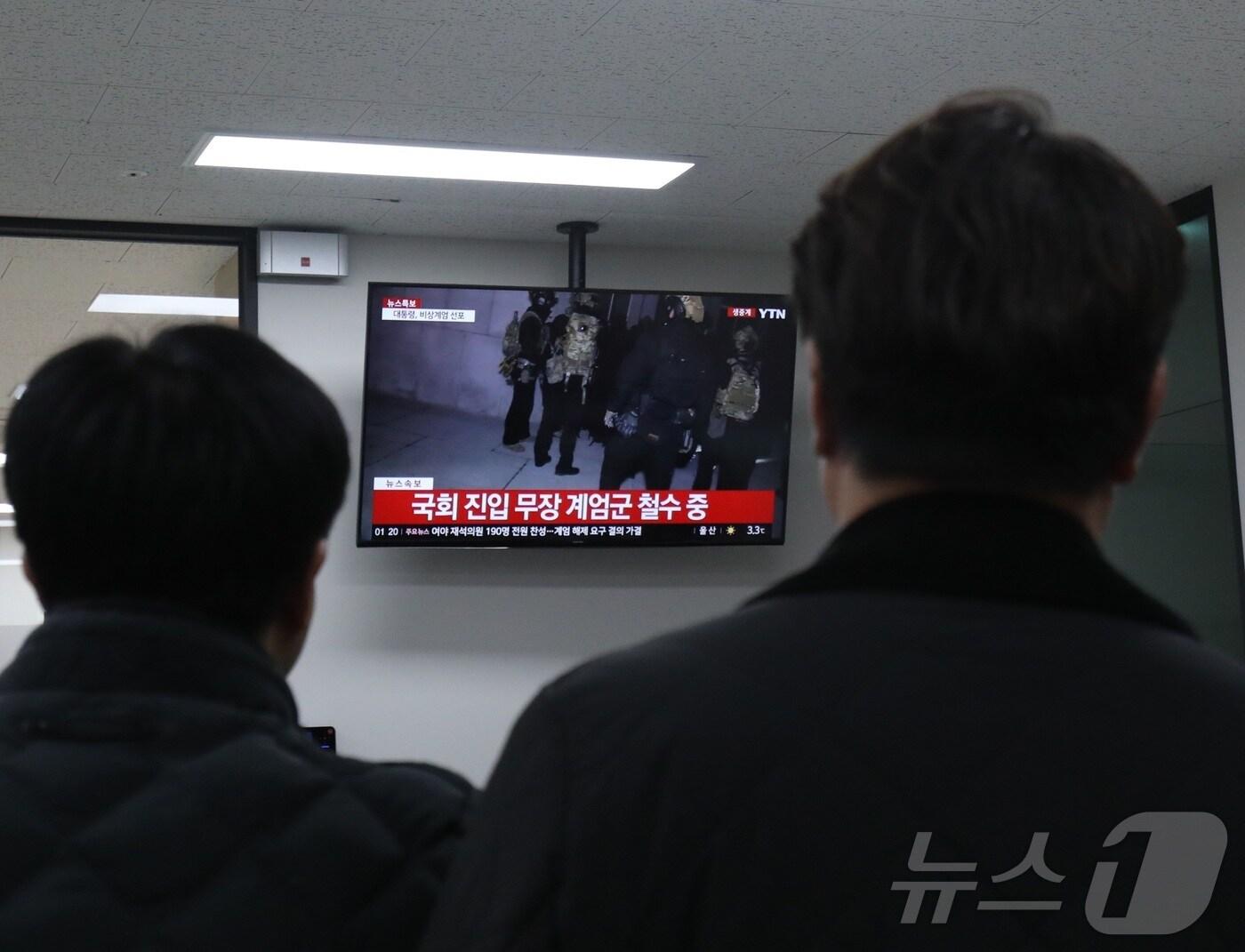 본문 이미지 - 윤석열 대통령이 비상계엄을 선포한 이튿날인 4일 전북자치도 전주시 더불어민주당 전북도당 관계자들이 비상계엄 관련 방송을 시청하고 있다. 2024.12.4/뉴스1 ⓒ News1 유경석 기자