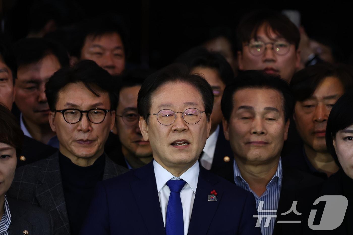 본문 이미지 - 윤석열 대통령이 비상계엄령을 선포한 가운데 4일 새벽 서울 여의도 국회 로텐더홀에서 이재명 더불어민주당 대표 등 의원들이 비상계엄 해제 요구 결의안 통과 후 입장을 발표하고 있다. 2024.12.4/뉴스1 ⓒ News1 김민지 기자