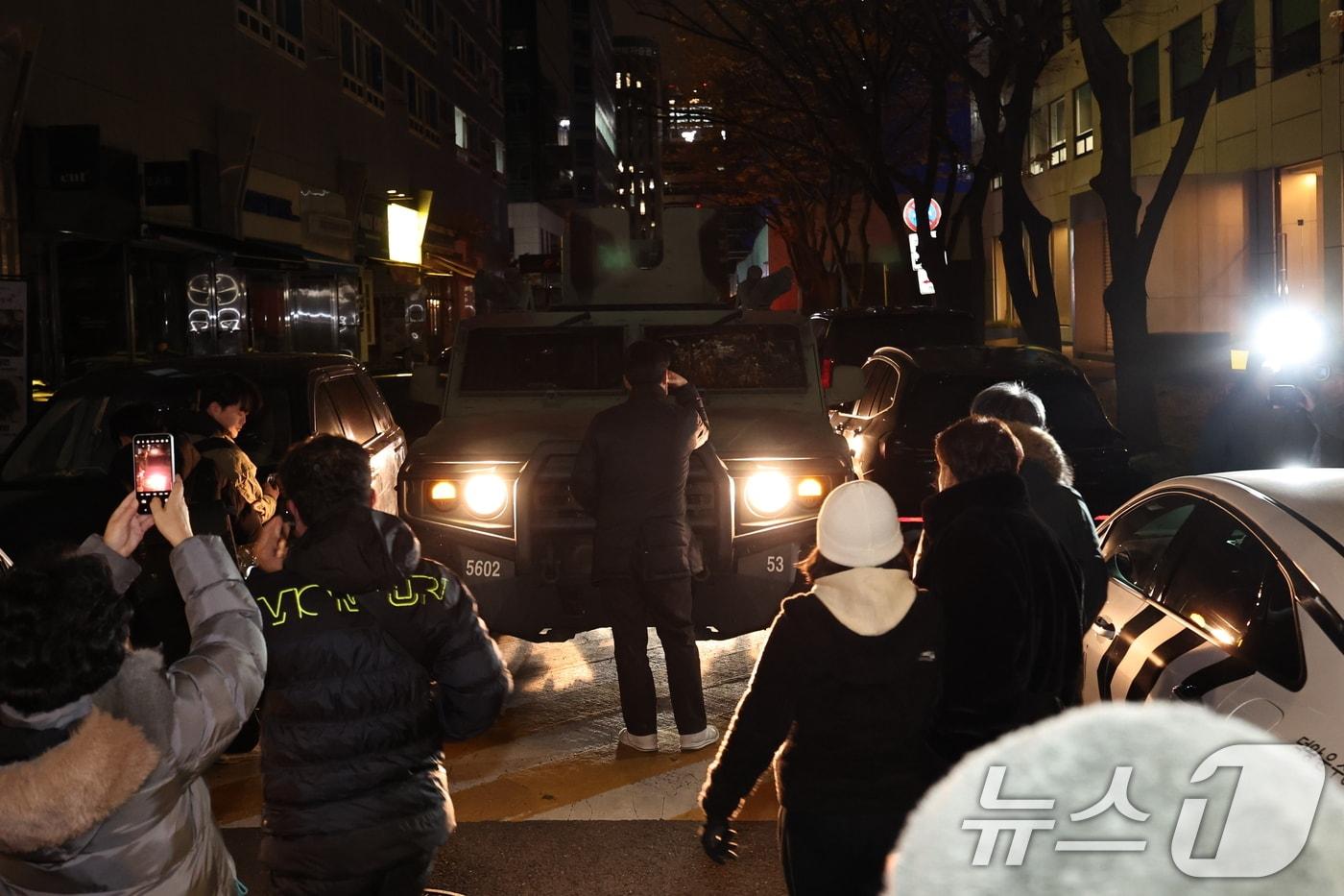 윤석열 전 대통령이 비상계엄령을 선포한 가운데 12월 4일 새벽 서울 여의도 더불어민주당사 인근 골목에서 시민들이 계엄군 차량을 막아서고 있다. 2024.12.4/뉴스1 ⓒ News1 구윤성 기자