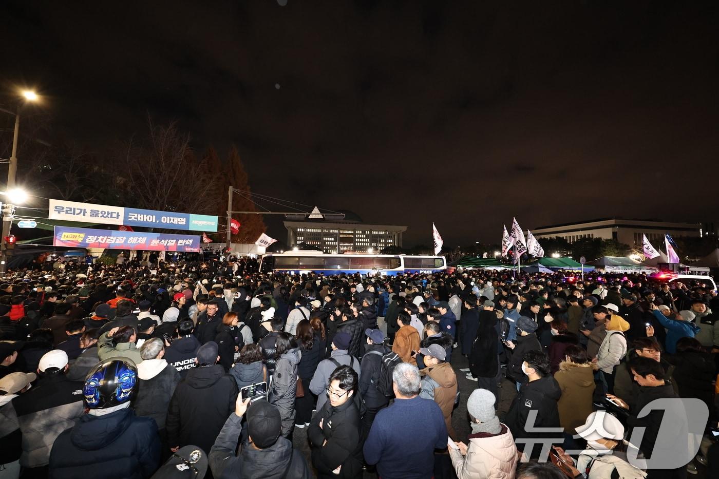 윤석열 대통령이 비상계엄령을 선포한 가운데 4일 새벽 서울 여의도 국회 앞에 모인 시민들이 "계엄 해제＂ 구호를 외치고 있다. 2024.12.4/뉴스1 ⓒ News1 구윤성 기자