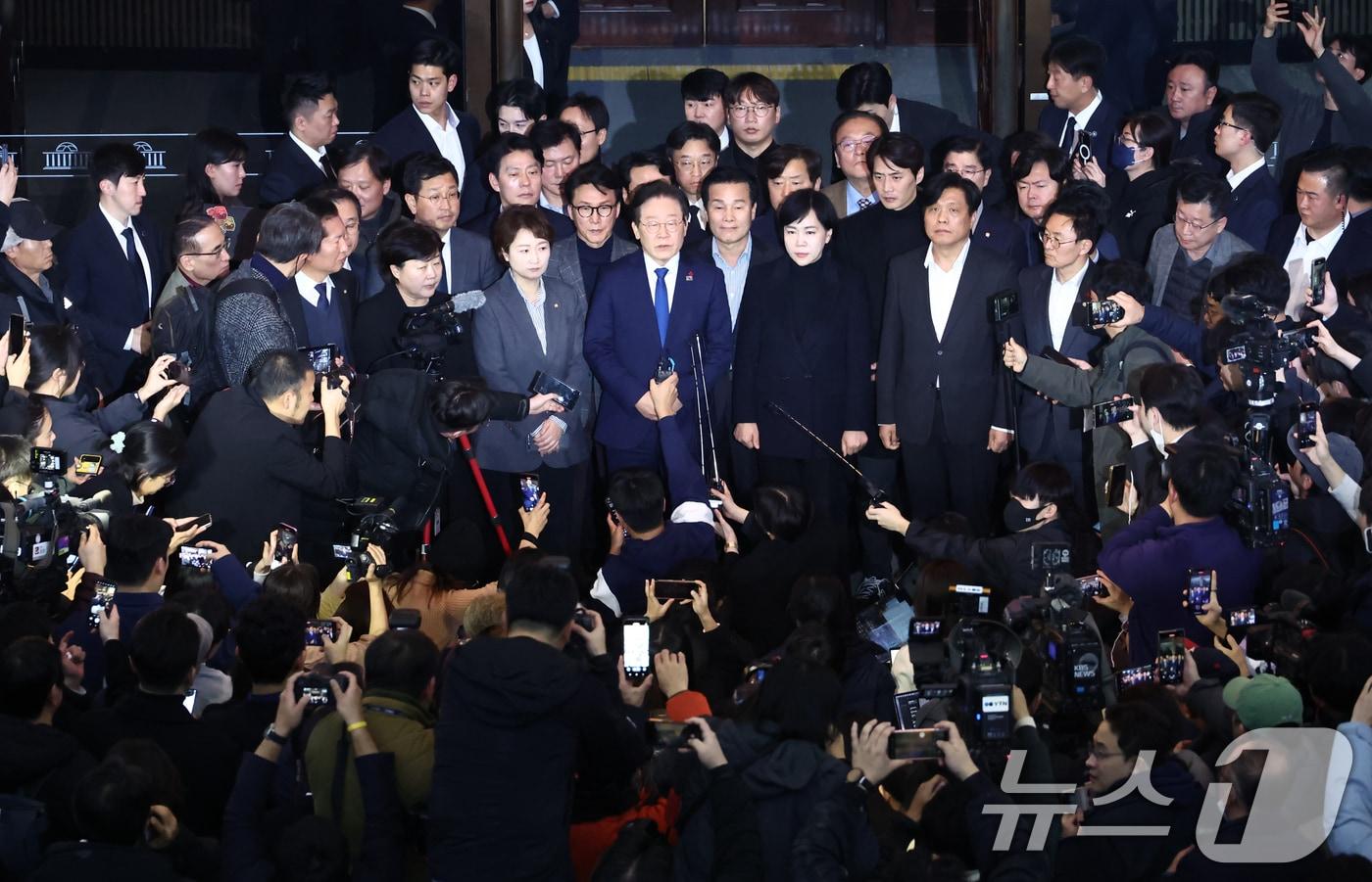 본문 이미지 - 윤석열 대통령이 비상계엄령을 선포한 가운데 4일 새벽 서울 여의도 국회 로텐더홀에서 이재명 더불어민주당 대표 등 의원들이 비상계엄 해제 요구 결의안 통과 후 입장을 발표하고 있다. 2024.12.4/뉴스1 ⓒ News1 김민지 기자