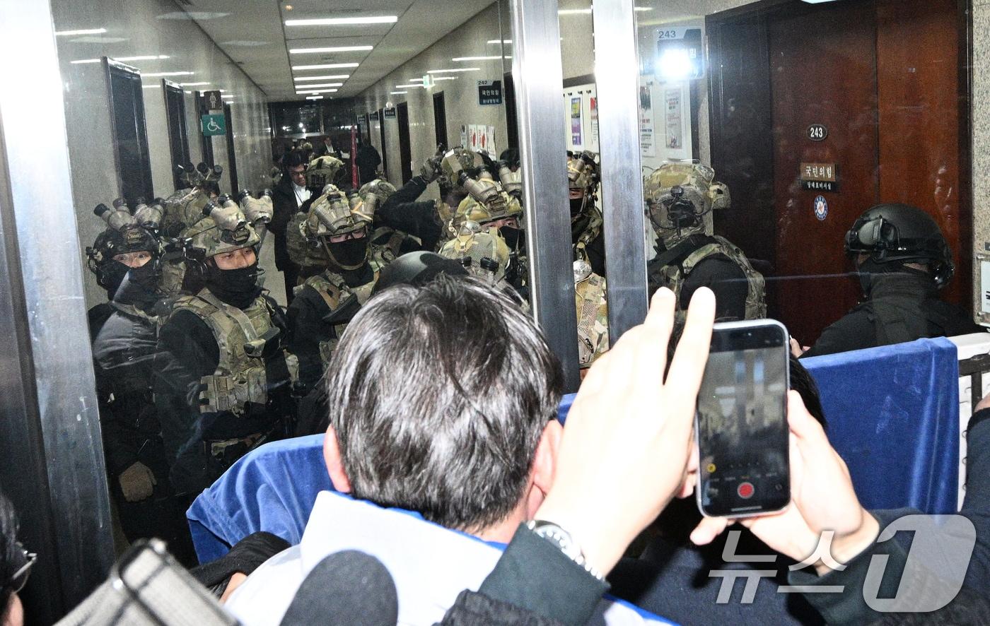 윤석열 대통령이 전격적으로 비상계엄령을 선포한 4일 새벽 계엄군들이 국회 본청 진입을 시도하자 국회 보좌진 등 직원들이 대치하고 있다. 2024.12.4/뉴스1 ⓒ News1 김민지 기자