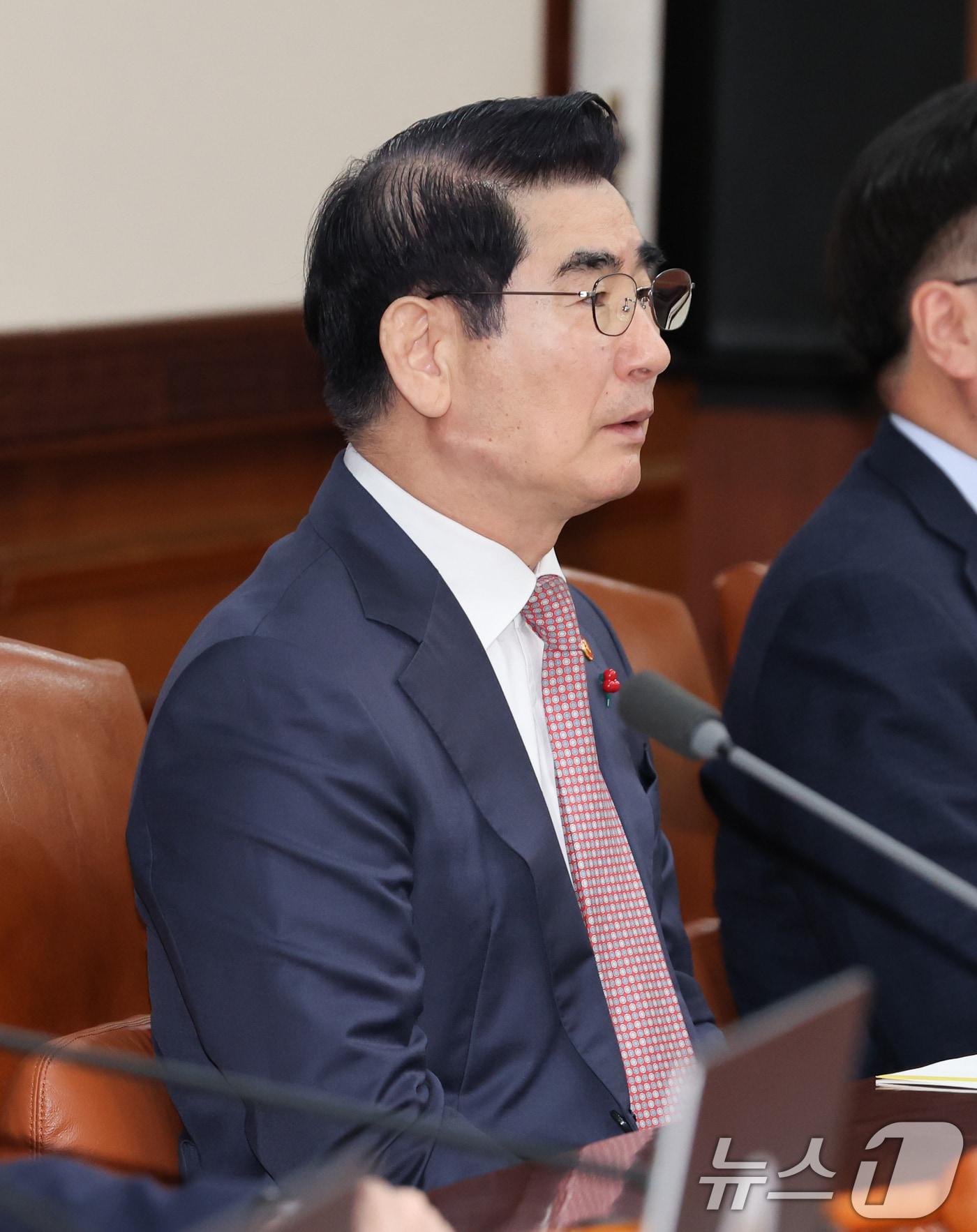 본문 이미지 - 김용현 국방부 장관이 지난 3일 서울 종로구 정부서울청사에서 열린 국무회의에 참석한 모습. 국방부에 따르면 김용현 장관은 이날 밤 전군 주요 지휘관 회의를 개최해 이처럼 지시했다. 김 장관은 윤 대통령에게 직접 계엄을 건의했다. 계엄 선포를 위해선 형식상 국방부 장관이 대통령에게 건의하게 돼있는 것으로 전해진다. 2024.12.4/뉴스1 ⓒ News1 허경 기자