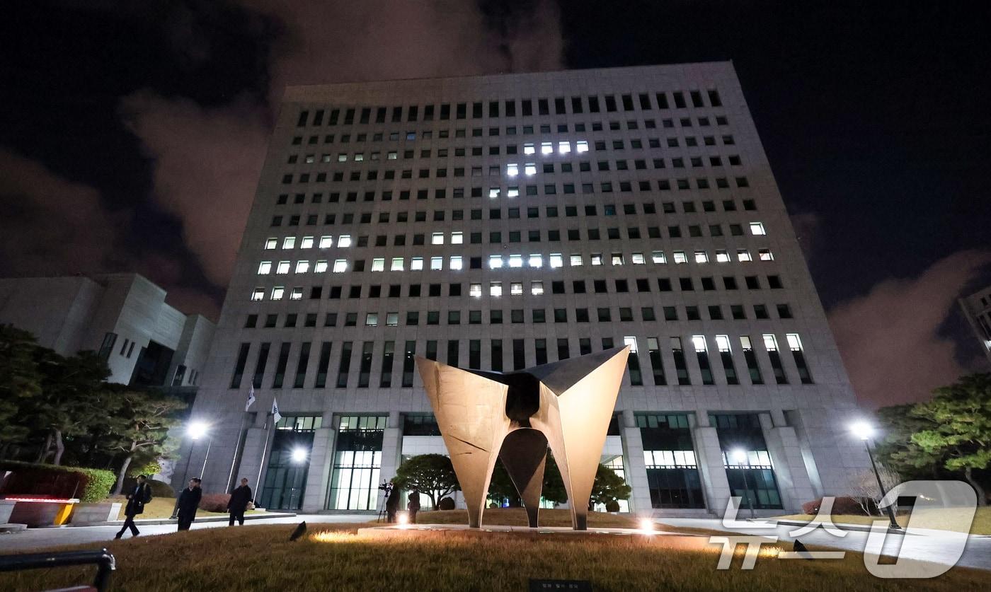  서울 서초구 대검찰청 청사에 불이 켜져 있다2024.12.4/뉴스1 ⓒ News1 김성진 기자