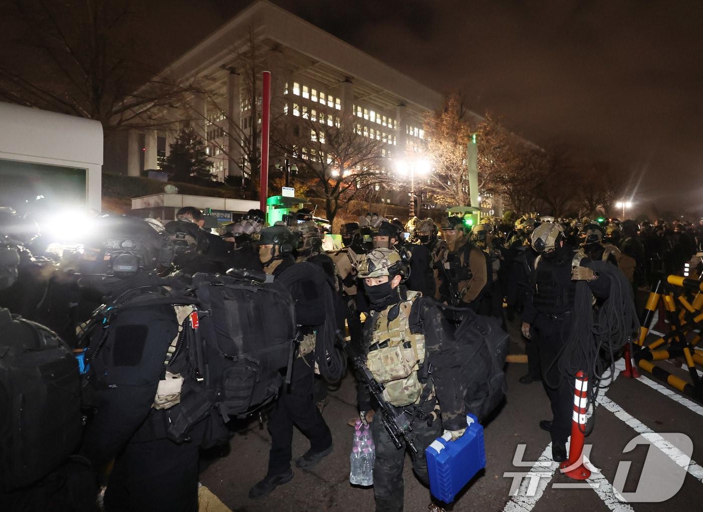 본문 이미지 - 2024년 12월 4일 윤석열 대통령이 선포한 비상계엄에 대해 해제 요구 결의안이 국회 본회의를 통과하자 무장 계엄군이 국회를 나서는 모습. 2024.12.4 ⓒ 뉴스1 박지혜 기자
