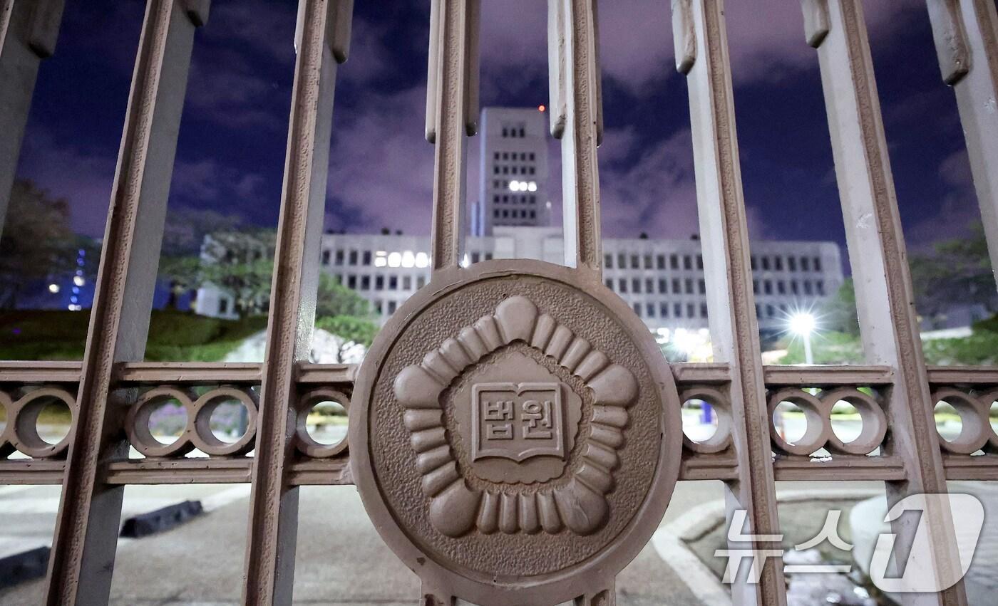 본문 이미지 - 윤석열 대통령의 비상계엄 해제 요구 결의안이 국회 본회의에서 통과된 4일 새벽 서울 서초구 대법원 청사가 불을 밝히고 있다. 2024.12.4/뉴스1 ⓒ News1 김성진 기자