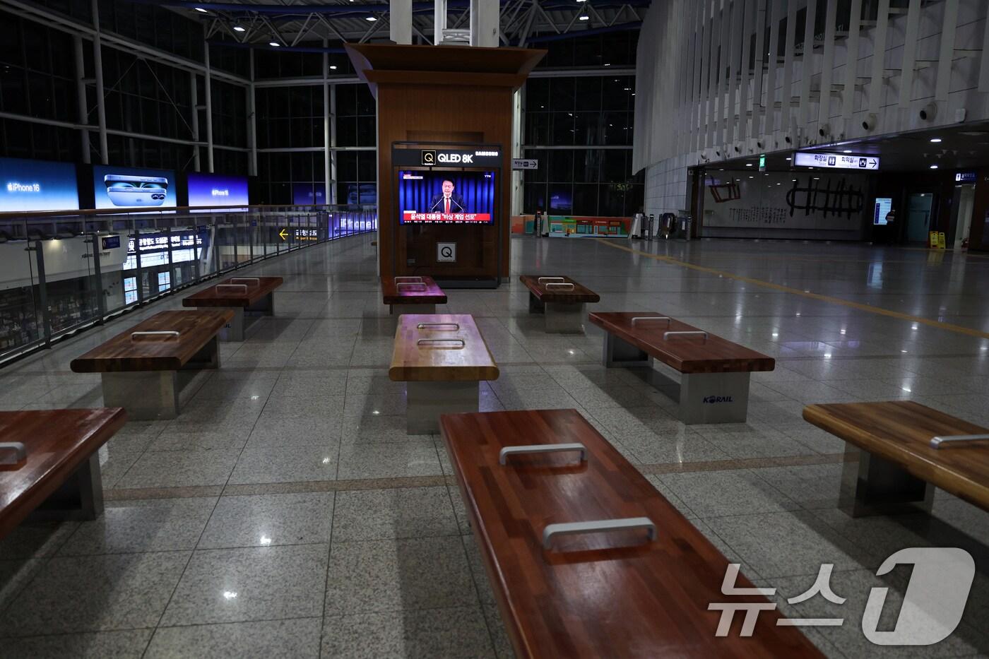 본문 이미지 - 비상계엄이 선포된 지난해 12월 3일 밤 텅 빈 서울역 대합실에 뉴스가 나오고 있다. (자료사진) /뉴스1 ⓒ News1 구윤성 기자