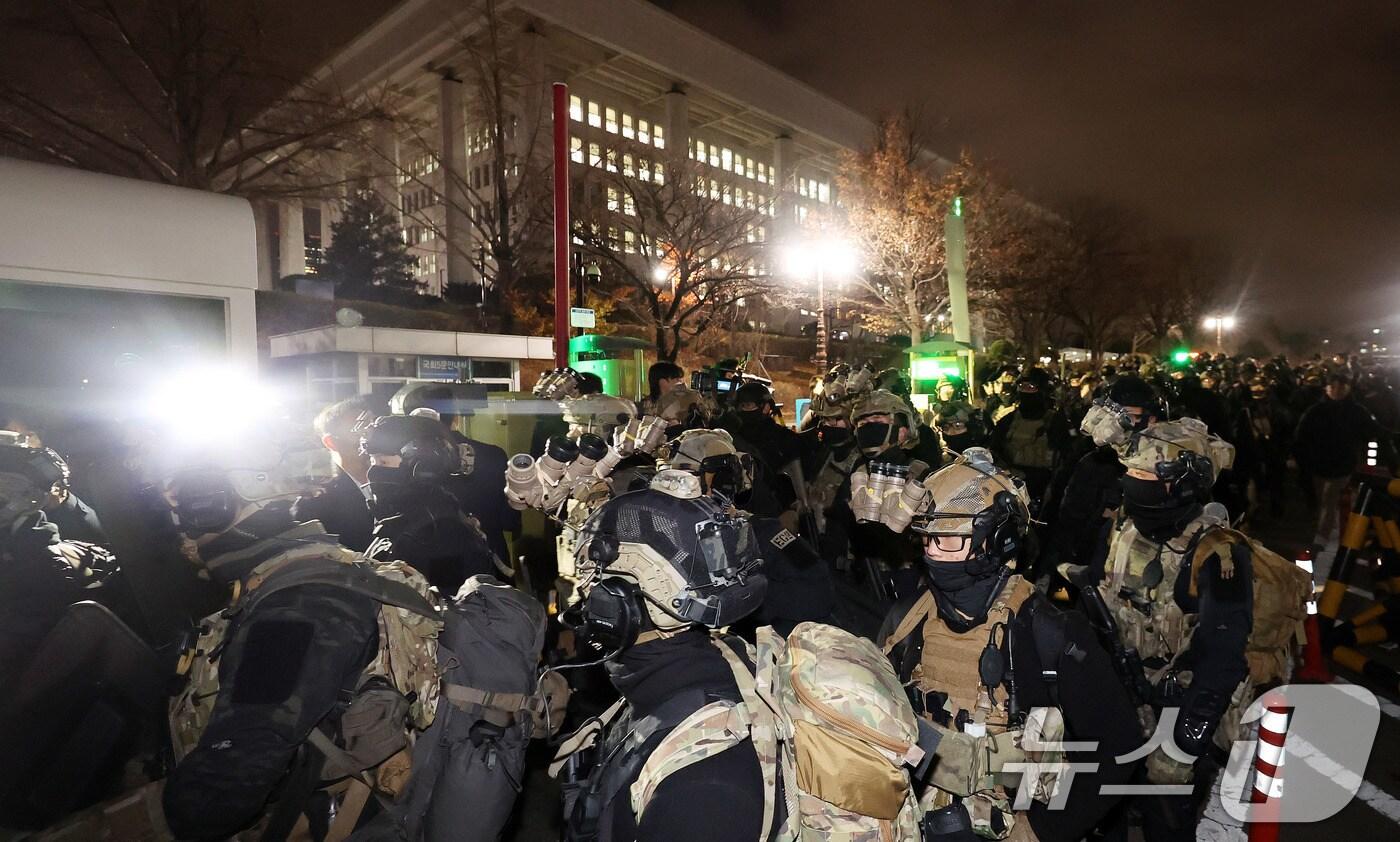윤석열 대통령의 비상계엄 해제 요구 결의안이 국회 본회의에서 통과된 지난해 12월 4일 새벽 무장 계엄군이 국회를 나서고 있다. .2024.12.4/뉴스1 ⓒ News1 박지혜 기자