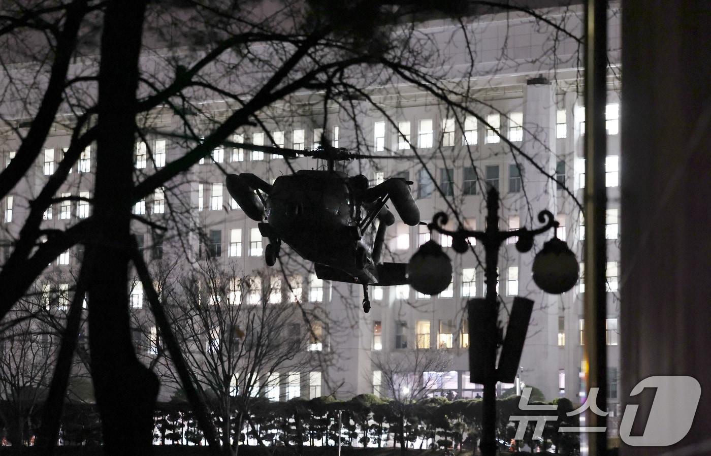 지난해 12월 4일 새벽 계엄군이 탑승한 헬기가 서울 여의도 국회로 진입하고 있다. 2024.12.4/뉴스1 ⓒ News1 구윤성 기자