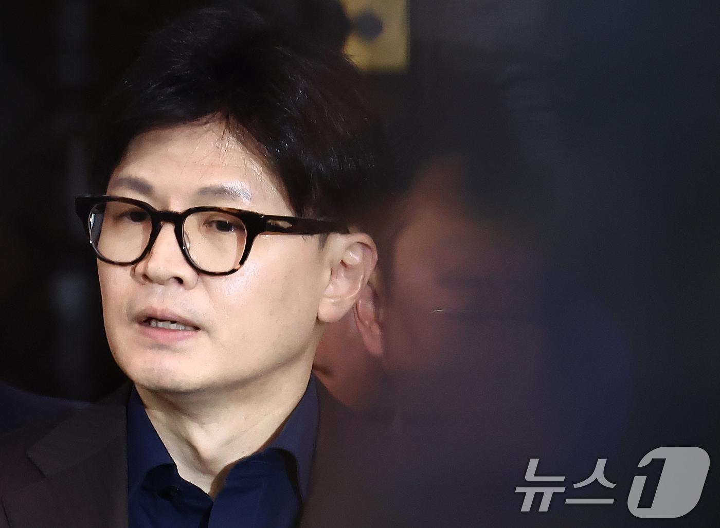 본문 이미지 - 한동훈 국민의힘 대표를 비롯한 의원들이 4일 새벽 서울 여의도 국회 본회의장 앞에서 윤석열 대통령의 비상계엄 해제 대국민담화 관련 입장 발표를 하고 있다. 2024.12.4/뉴스1 ⓒ News1 김민지 기자