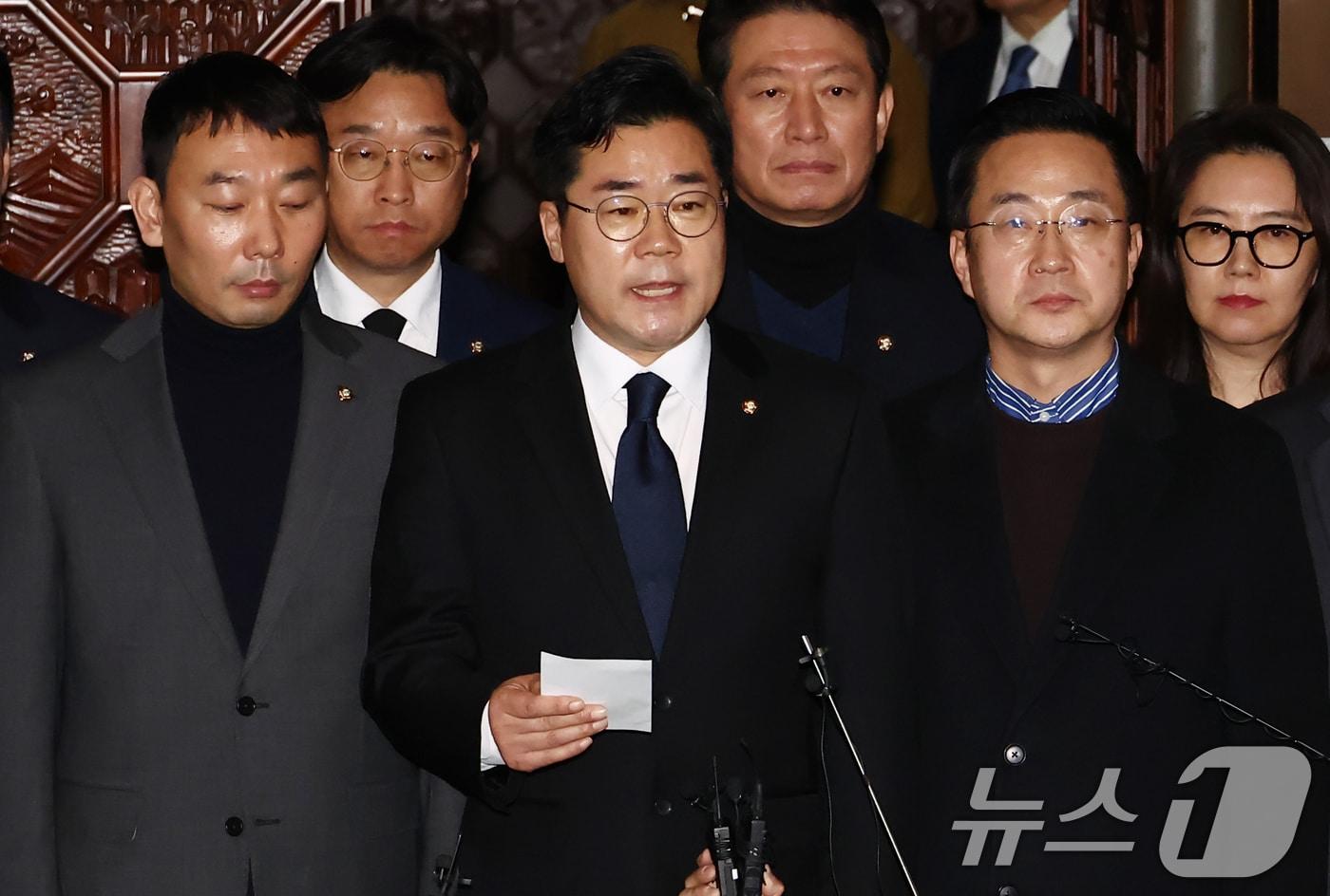 박찬대 더불어민주당 원내대표을 비롯한 의원들이 4일 새벽 서울 여의도 국회 본회의장 앞에서 윤석열 대통령의 비상계엄 해제 대국민담화 관련 입장 발표를 하고 있다. 2024.12.4/뉴스1 ⓒ News1 김민지 기자