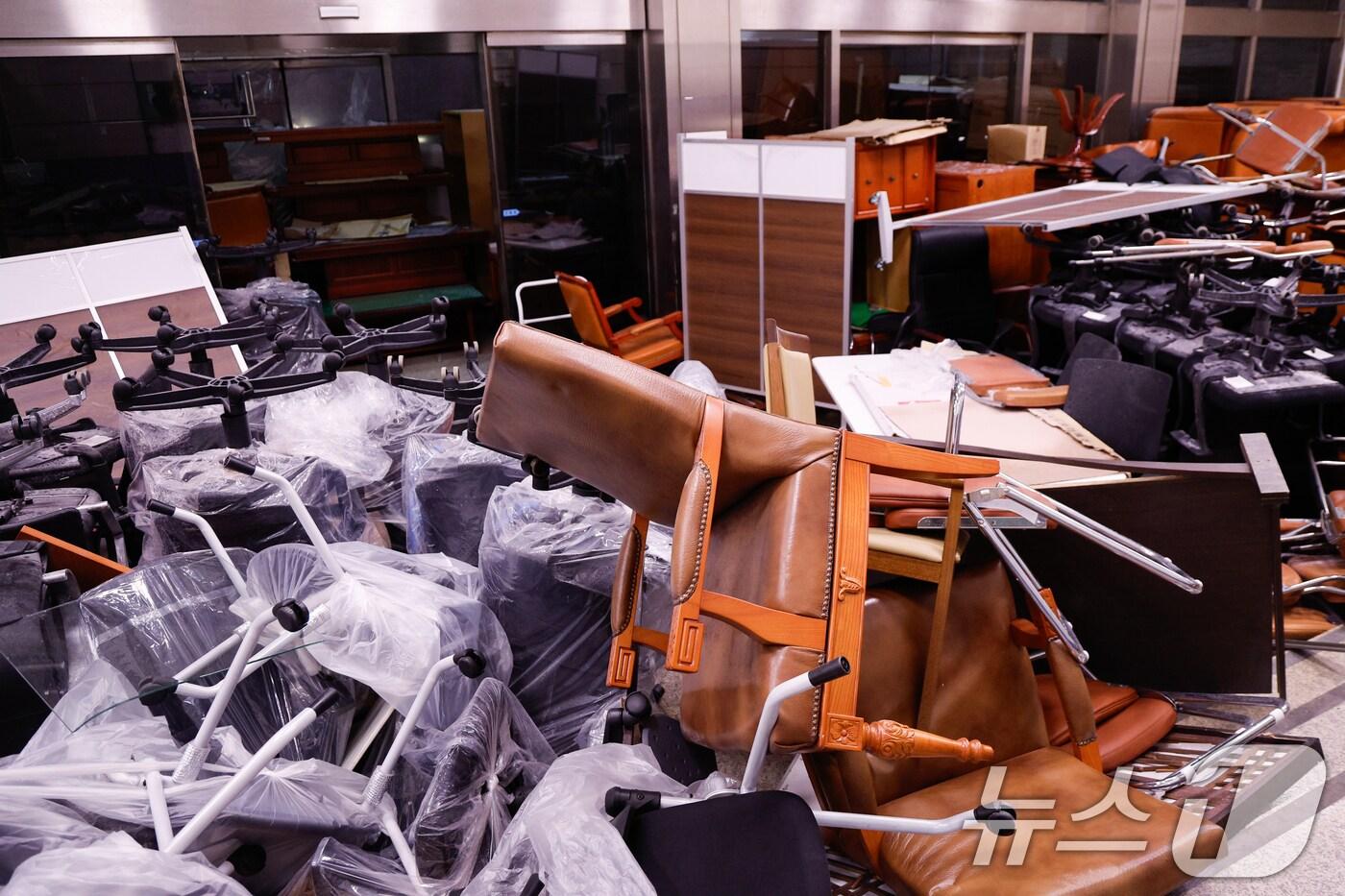 비상계엄이 해제된 지난해 12월 4일 오전 서울 여의도 국회에 의자 등 집기들이 어지럽게 널려 있다. 2024.12.4/뉴스1 ⓒ News1 안은나 기자