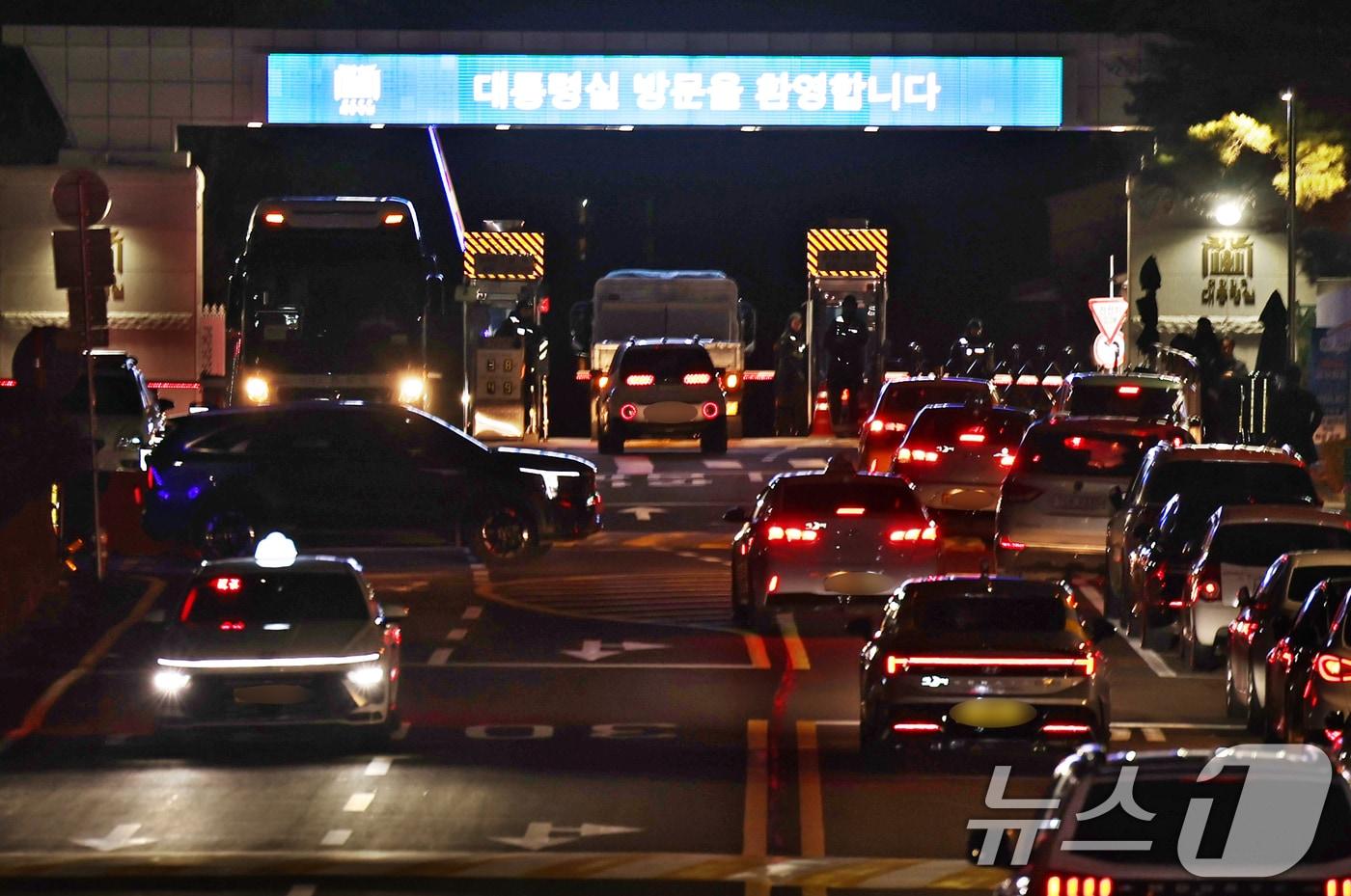 본문 이미지 - 윤석열 대통령이 비상계엄을 선포한 지 6시간여만에 국무회의에서 계엄 해제안이 의결된 가운데 4일 서울 용산 대통령실 청사 출입문에 바리케이트가 철거돼 있다. 2024.12.4 ⓒ 뉴스1 송원영 기자