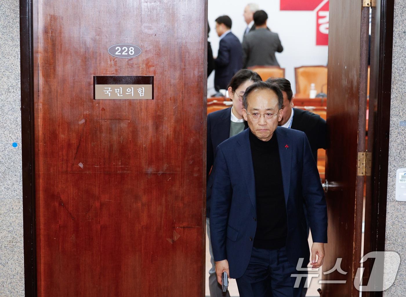 본문 이미지 - 추경호 국민의힘 원내대표가 비상계엄이 해제된 4일 오전 서울 여의도 국회에서 비공개 최고위원회의를 마친 후 의원 총회로 향하고 있다. 2024.12.4/뉴스1 ⓒ News1 안은나 기자