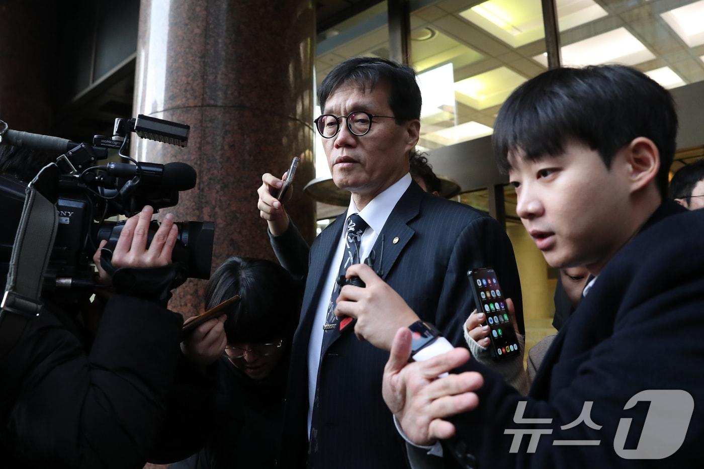 본문 이미지 - 이창용 한국은행 총재가 4일 오전 서울 중구 은행회관에서 열린 간밤의 비상계엄 선포 및 해제 관련 긴급 거시경제 금융현안 간담회를 마치고 발걸음을 옮기고 있다. /뉴스1