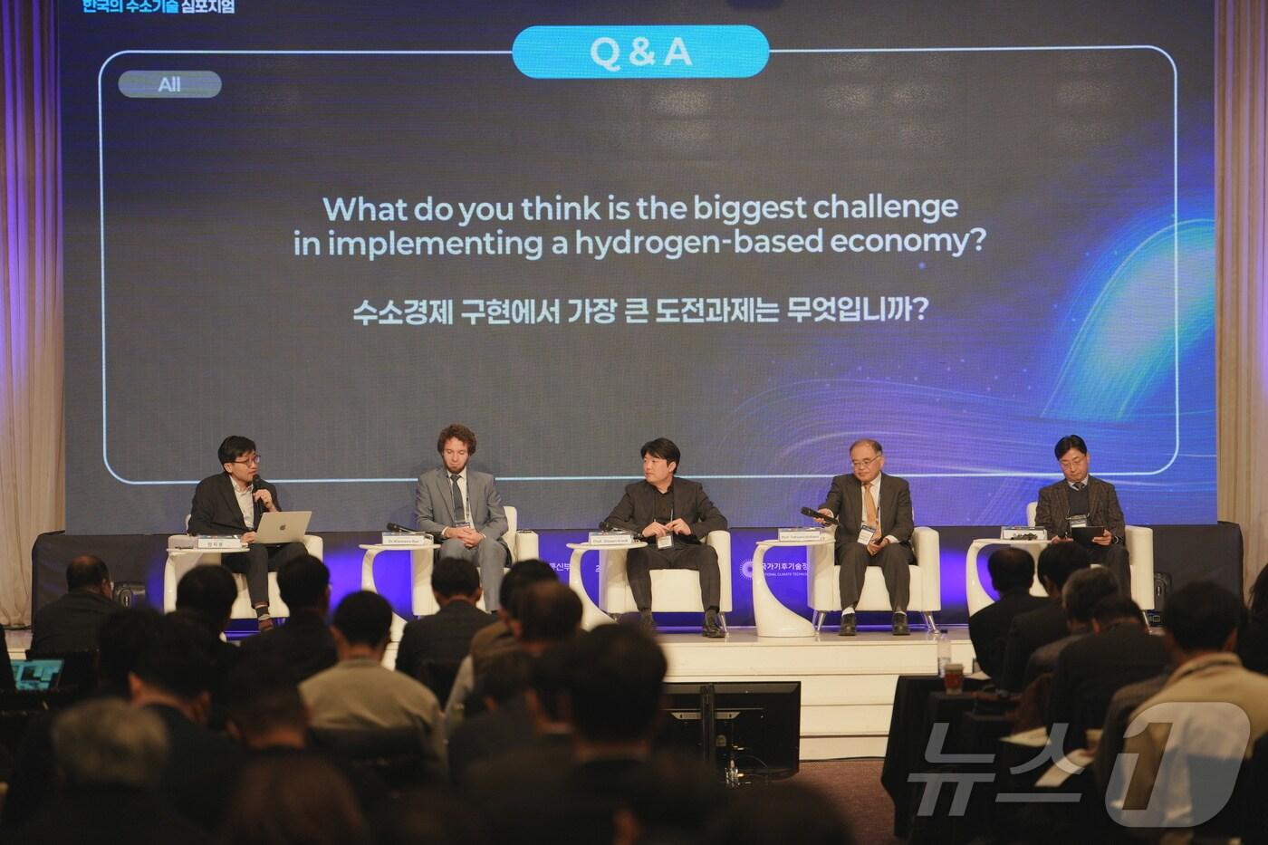 ‘제5회 수소경제와 한국의 수소기술 학술토론회'에 참석한 패널들이 토론을 하고 있다.(에너지연 제공)/뉴스1
