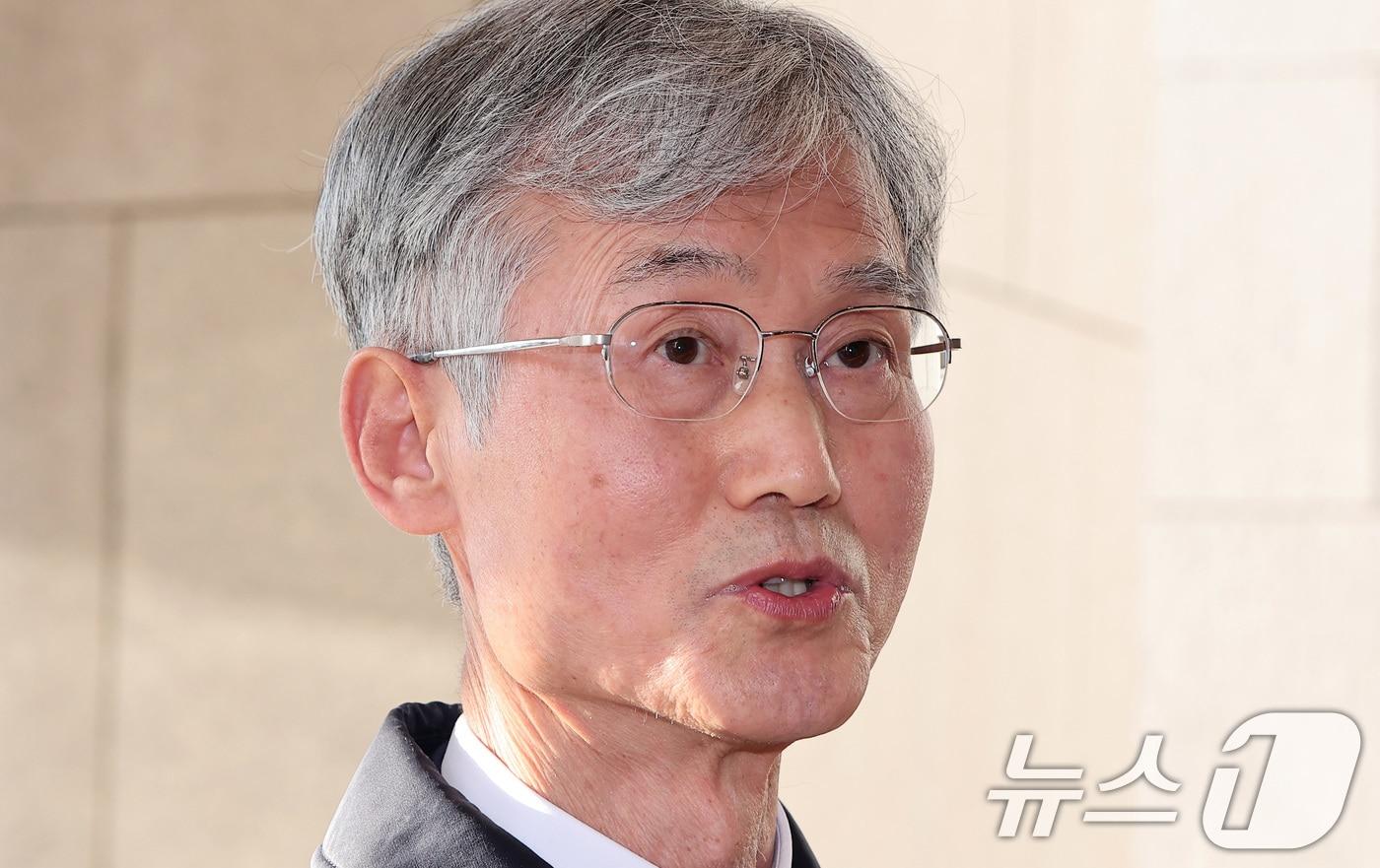 본문 이미지 - 조희대 대법원장이 4일 오전 서울 서초구 대법원으로 출근하며 윤석열 대통령의 비상계엄 선포와 관한 취재진의 질문에 답하고 있다. 조희대 대법원장은 전날 윤석열 대통령의 계엄 선포 이후 천대엽 법원행정처 처장과 배형원 차장, 실장급 간부와 심의관 등을 소집해 계엄 관련 긴급회의를 진행했다. 2024.12.4/뉴스1 ⓒ News1 김성진 기자