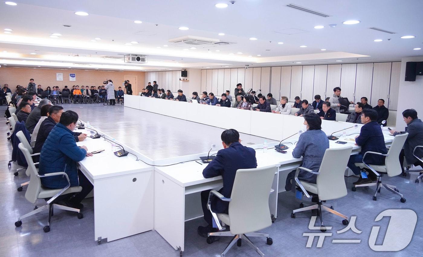 강기정 광주시장이 지난해 12월 4일 새벽 시청 중회의실에서 광주시의회, 광주 5개 자치구, 5·18단체, 광주지역 시민사회단체 및 종교단체 대표자들과 &#39;광주 비상계엄 무효선언 연석회의&#39;에 참석해 회의를 하고 있다.&#40;광주시 제공. 재판매 및 DB 금지&#41;2024.12.4/뉴스1 