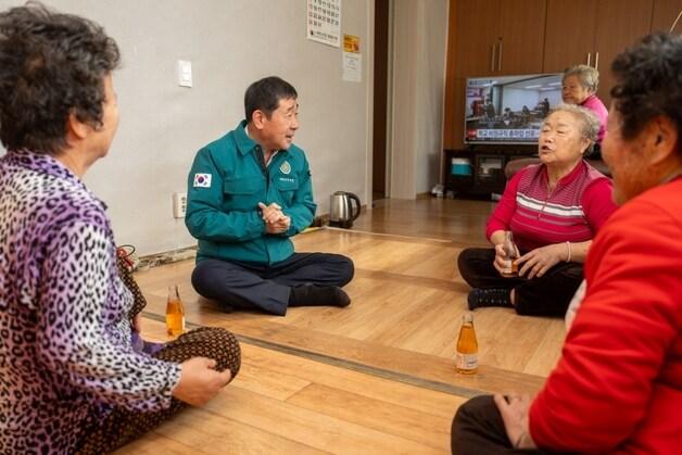 본문 이미지 - 이재영 증평군수가 한파 쉼터를 찾아 이용 어르신들의 불편사항을 듣고 있다.(왼쪽 두 번째)/뉴스1