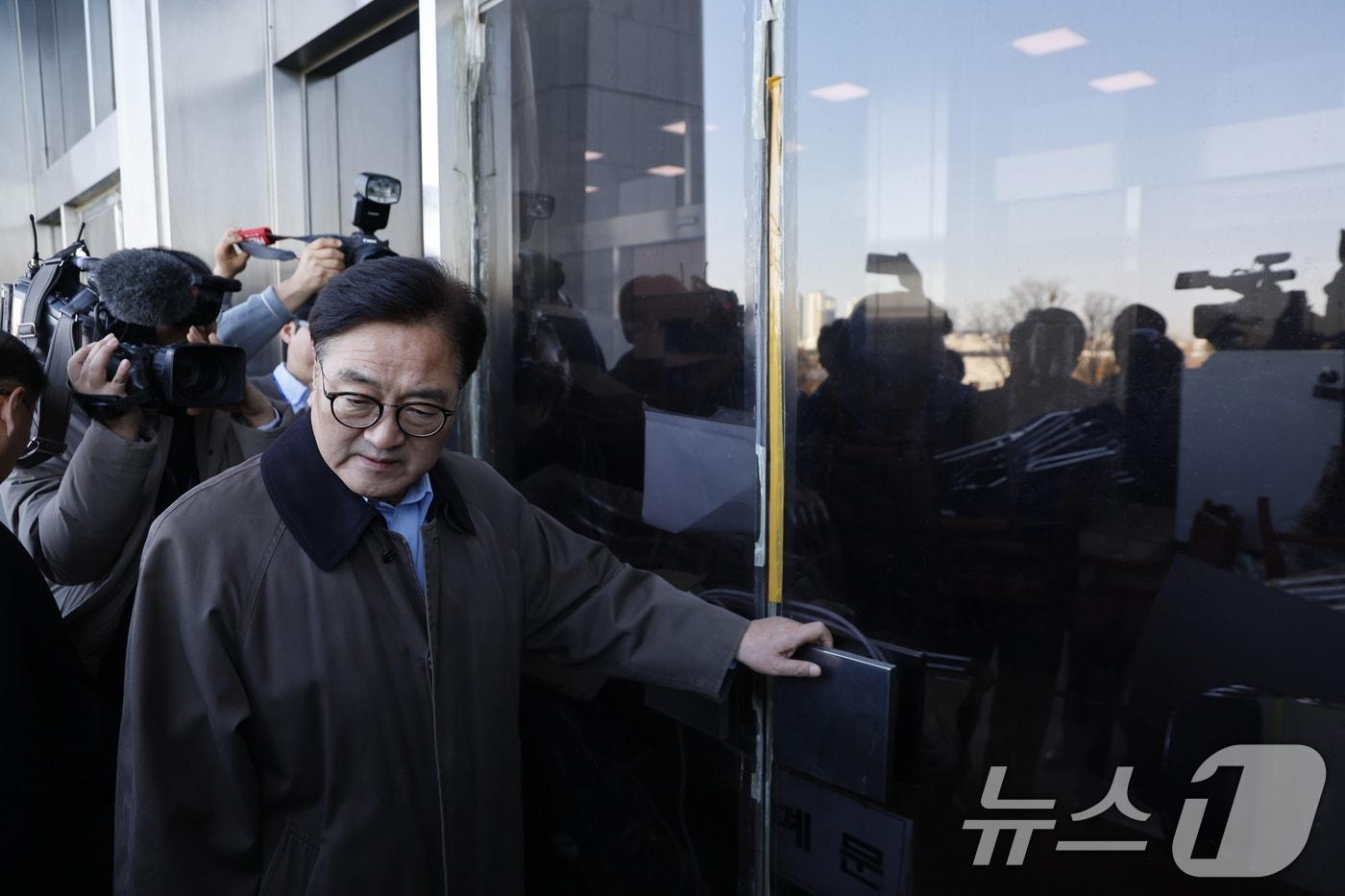 우원식 국회의장이 4일 오전 서울 여의도 국회에서 간밤에 윤석열 대통령의 비상계엄 선포로 국회로 진입했던 계엄군의 흔적을 살펴보고 있다. 2024.12.4/뉴스1 ⓒ News1 안은나 기자