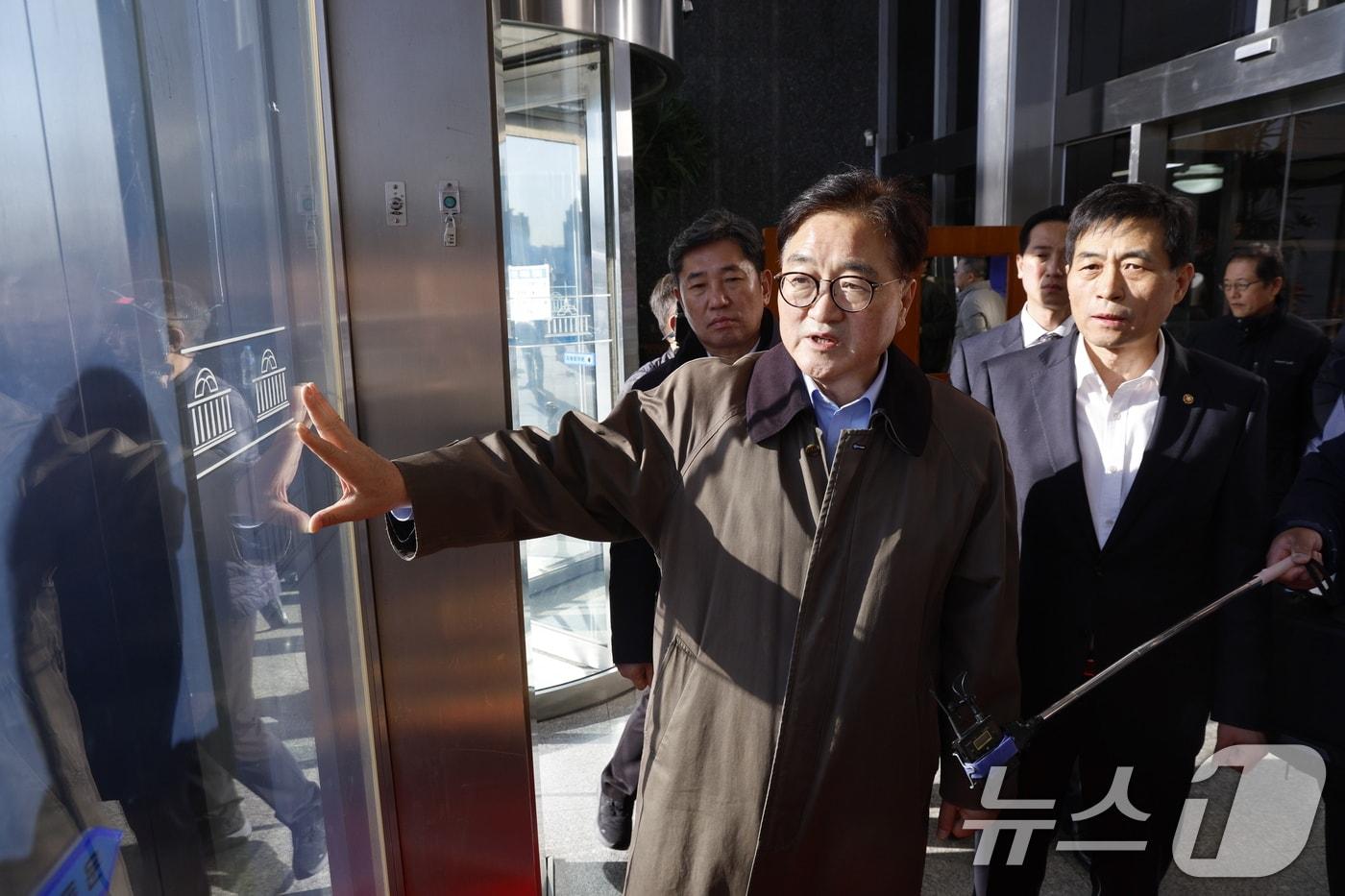 우원식 국회의장이 4일 오전 서울 여의도 국회에서 간밤에 윤석열 대통령의 비상계엄 선포로 국회로 진입했던 계엄군의 흔적을 살펴보고 있다. 2024.12.4/뉴스1 ⓒ News1 안은나 기자