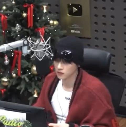 본문 이미지 - 계엄령 속보를 전하는 몬스타엑스 아이엠. (KBS 쿨 FM '키스 더 라디오' 갈무리)