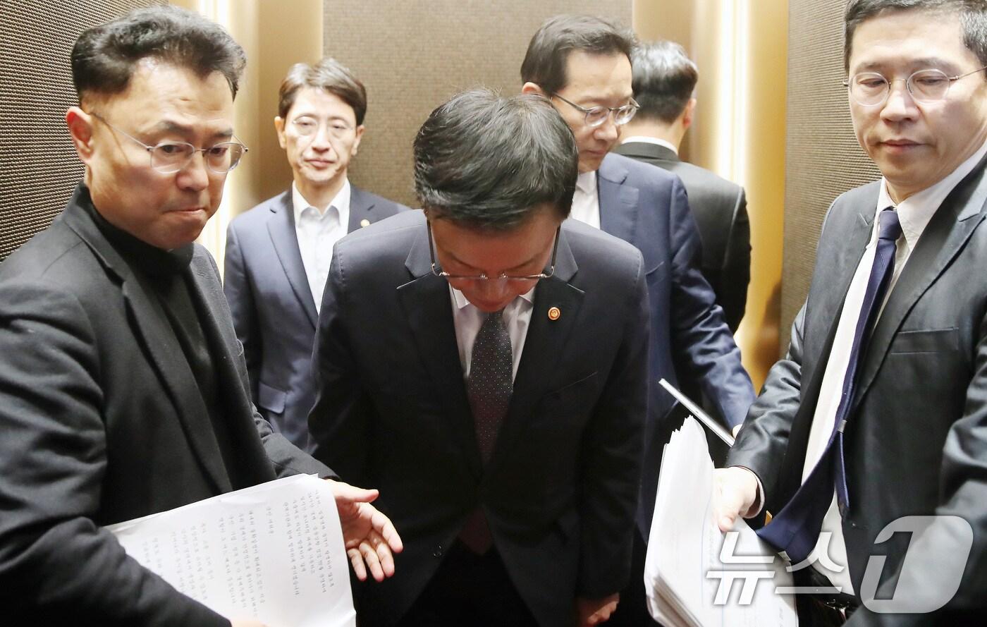 본문 이미지 - 최상목 경제부총리 겸 기획재정부 장관이 비상계엄이 해제된 4일 서울 종로구 정부서울청사에서 긴급 경제관계장관회의 결과 관련 브리핑을 마치고 승강기에 올라 인사하고 있다. 2024.12.4/뉴스1 ⓒ News1 임세영 기자