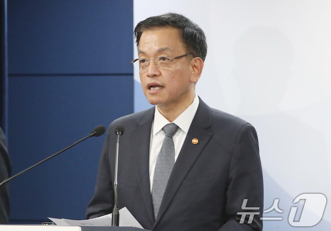 본문 이미지 - 최상목 경제부총리 겸 기획재정부 장관이 비상계엄이 해제된 4일 서울 종로구 정부서울청사에서 긴급 경제관계장관회의 결과 관련 브리핑을 하고 있다. 2024.12.4/뉴스1 ⓒ News1 임세영 기자