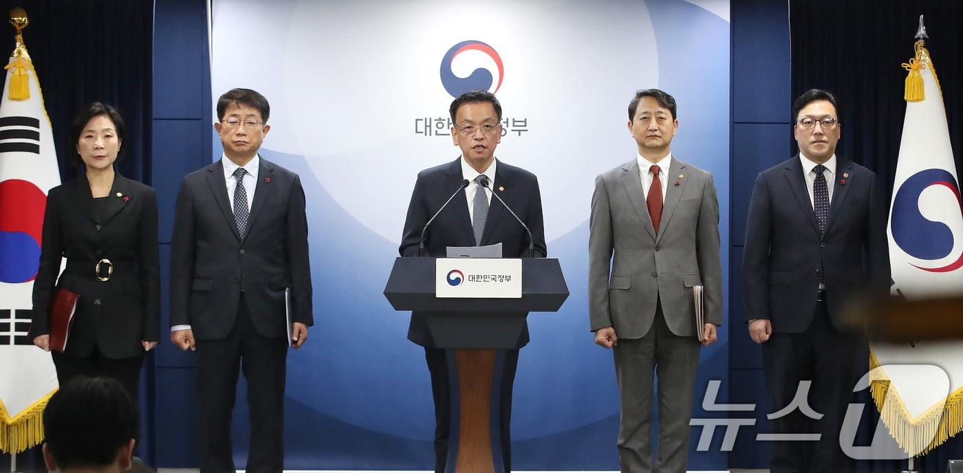 본문 이미지 - 최상목 경제부총리 겸 기획재정부 장관이 비상계엄이 해제된 4일 서울 종로구 정부서울청사에서 긴급 경제관계장관회의 결과 관련 브리핑을 하고 있다. 2024.12.4/뉴스1 ⓒ News1 임세영 기자