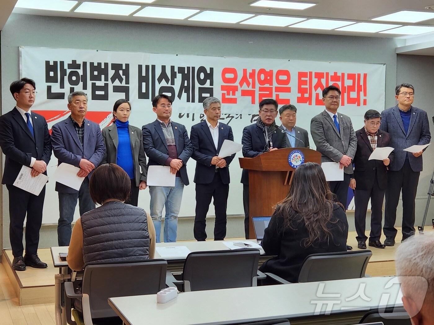 본문 이미지 - 충남도의회 더불어민주당 의원들이 4일 충남도청 프레스센터에서기자회견을 하고 있다./뉴스1