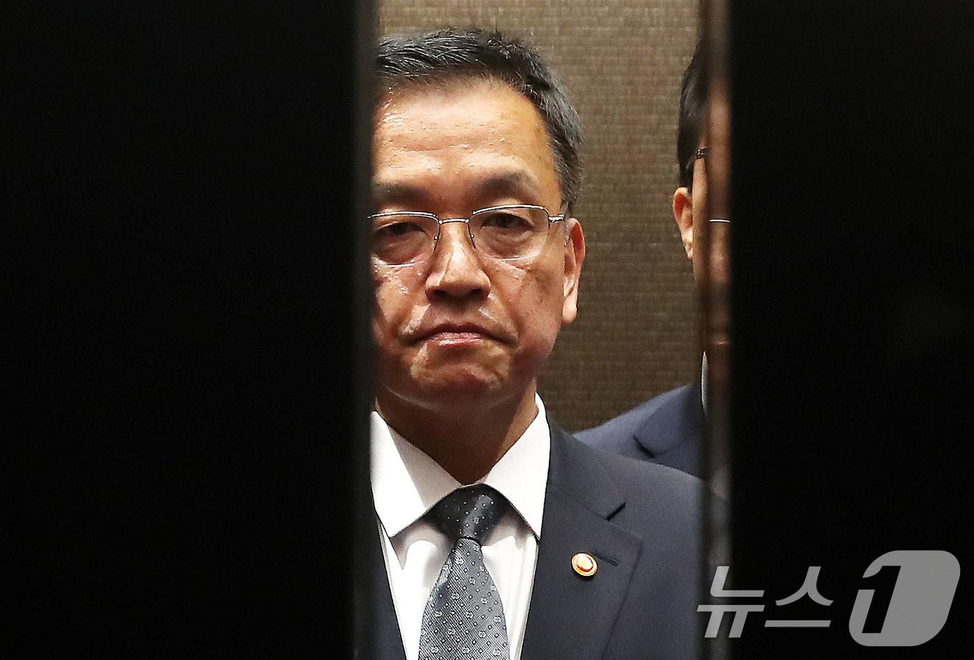 본문 이미지 - 최상목 경제부총리 겸 기획재정부 장관이 비상계엄이 해제된 4일 서울 종로구 정부서울청사에서 긴급 경제관계장관회의 결과 관련 브리핑을 마치고 승강기에 올라 이동하고 있다. 2024.12.4/뉴스1 ⓒ News1 임세영 기자