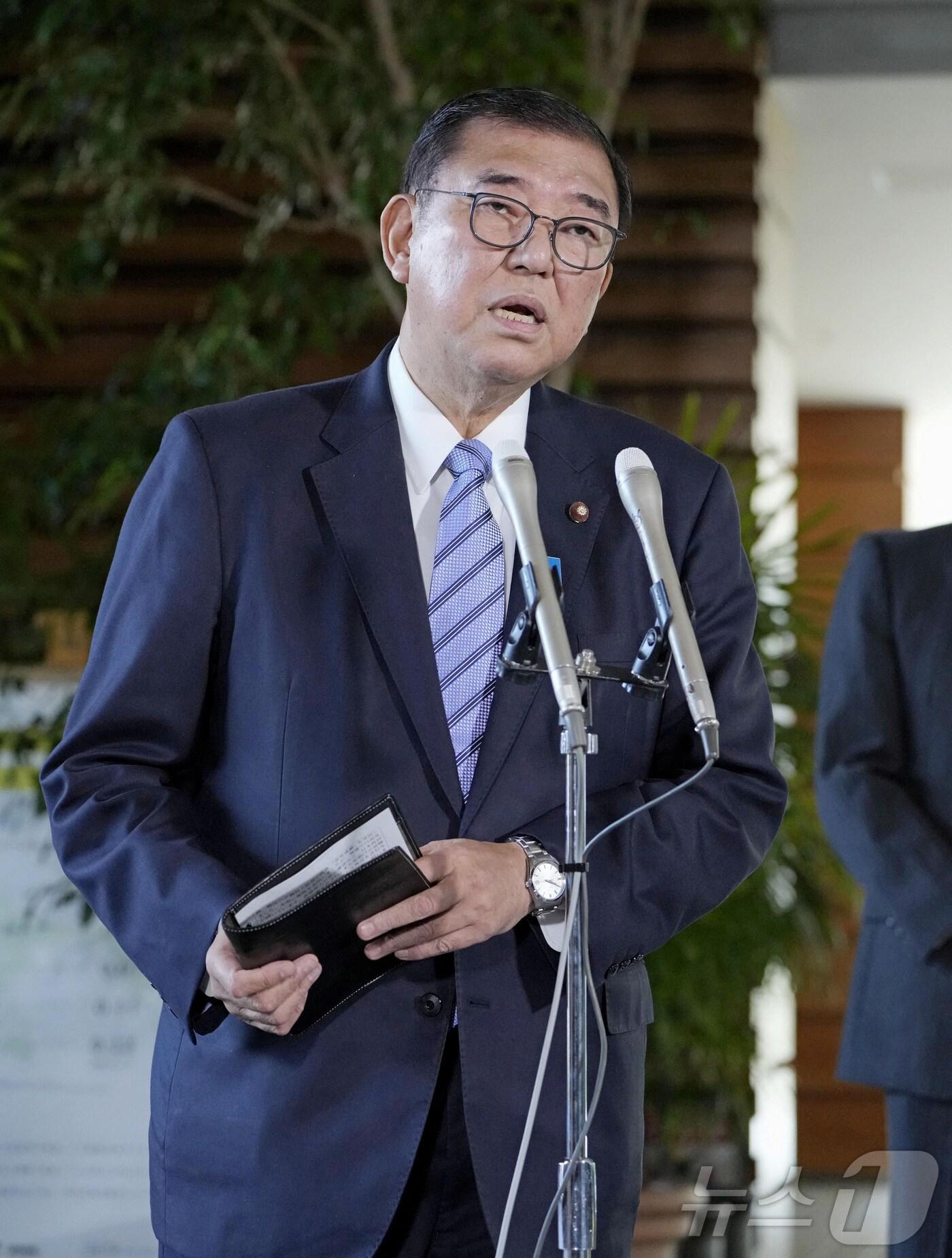 본문 이미지 - 이시바 시게루 일본 총리가 4일 (현지시간) 도쿄 총리 관저에서 취재진을 만나 "한국에 계엄령이 내려진 이후 특별하고 중대한 관심을 갖고 상황을 주시하고 있다. 1월 방한 일정에 대해선 아직 무엇도 구체적으로 정해진 것이 없다＂고 밝히고 있다. 2024.12..04 ⓒ 로이터=뉴스1 ⓒ News1 우동명 기자