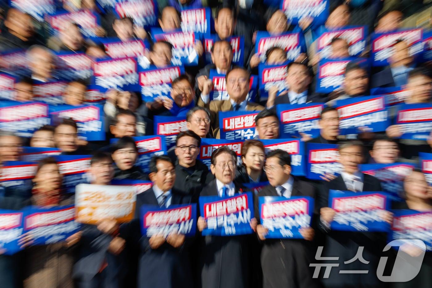 본문 이미지 - 이재명 더불어민주당 대표, 박찬대 원내대표, 조국 조국혁신당 대표 등 야당 의원들과 시민들이 4일 서울 여의도 국회 본청 계단에서 열린 ‘윤석열 대통령 사퇴촉구 탄핵추진 비상시국대회’에서 구호를 외치고 있다. 2024.12.4/뉴스1 ⓒ News1 안은나 기자