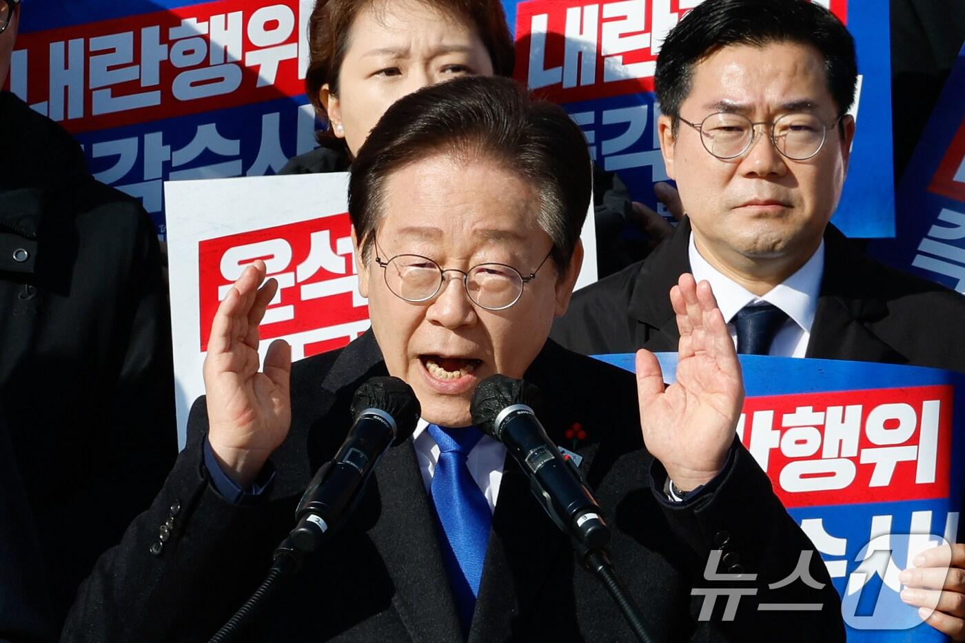 본문 이미지 - 이재명 더불어민주당 대표가 4일 서울 여의도 국회 본청 계단에서 열린 ‘윤석열 대통령 사퇴촉구 탄핵추진 비상시국대회’에서 규탄사를 하고 있다. 2024.12.4/뉴스1 ⓒ News1 안은나 기자