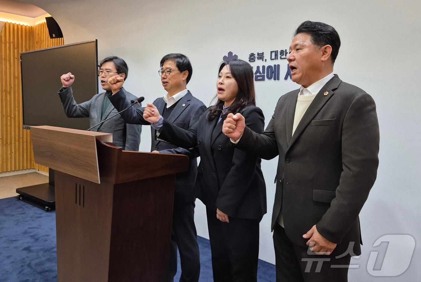 본문 이미지 - 더불어민주당 소속 충북도의회 의원단은 4일 도청 브리핑룸에서 기자회견을 열어 "헌법을 짓밟고 민주주의를 파괴한 윤석열 대통령은 즉각 퇴진하라"고 촉구했다.