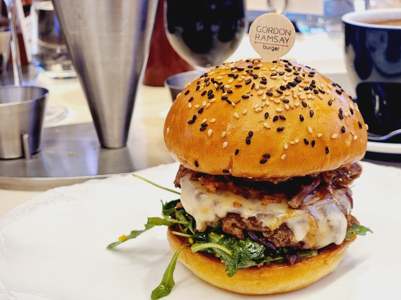 본문 이미지 - 고든램지버거가 오는 13일 연말 한정 메뉴 페스티브세트 출시를 앞두고 4일 미디어 시식회를 진행했다. 제공된 '크리스마스 립 버거'. ⓒ News1 이형진 기자